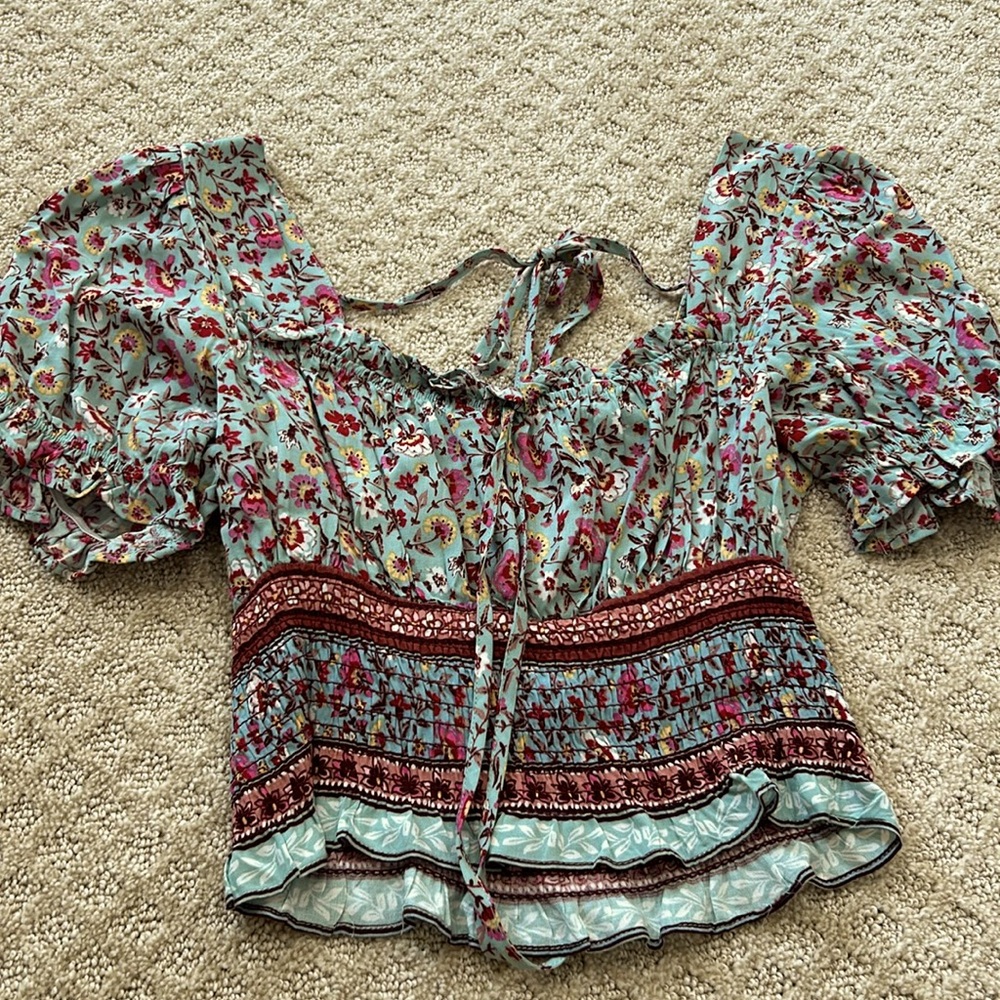 Super cute cropped country shirt with a to die for back!